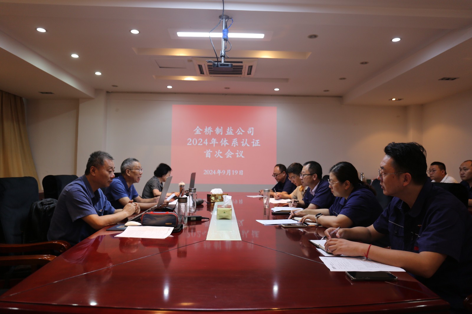 近日，金橋制鹽公司通過北京世標(biāo)認(rèn)證中心審核，給予食品安全管理體系、環(huán)境管理體系和職業(yè)健康安全管理體系認(rèn)證“保持認(rèn)證資格”的監(jiān)督審核結(jié)論，給予質(zhì)量管理體系認(rèn)證“再次注冊”的再認(rèn)證審核結(jié)論。通過審核，是對公司精細(xì)化管理成果的檢驗(yàn)，促進(jìn)公司內(nèi)控管理水平持續(xù)提升。（李曉月）